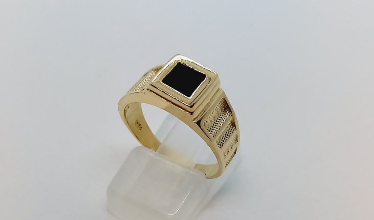 ring-met-zwart-steentje