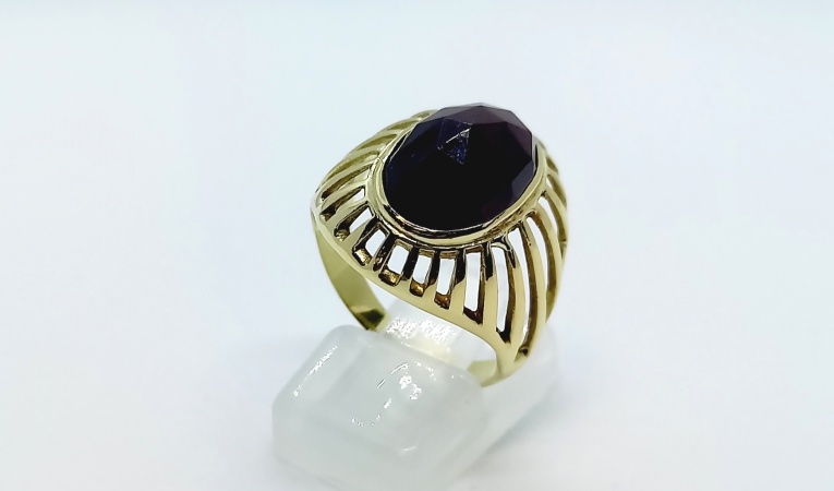 ring-bruinrode-steen