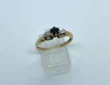 Ring met blauwe steen en diamant