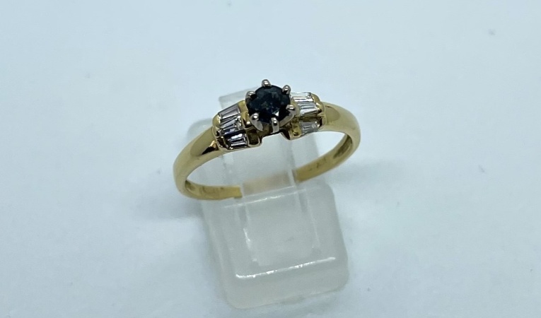 ring-met-blauwe-steen-en-diamant