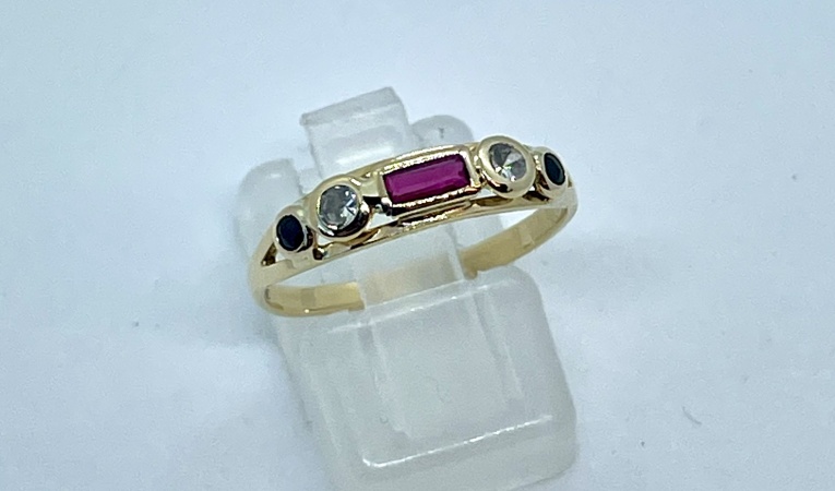 ring-gekleurde-steentjes