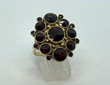 ring met rode stenen