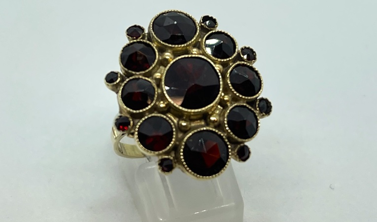 ring-met-rode-stenen
